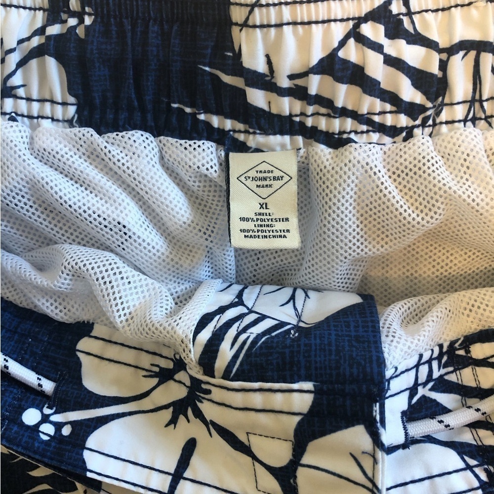 St. John’s Bay Men’s Swim Trunks Size XL Blue White Hawaiian Print 10” Inseam - Picture 5 of 6